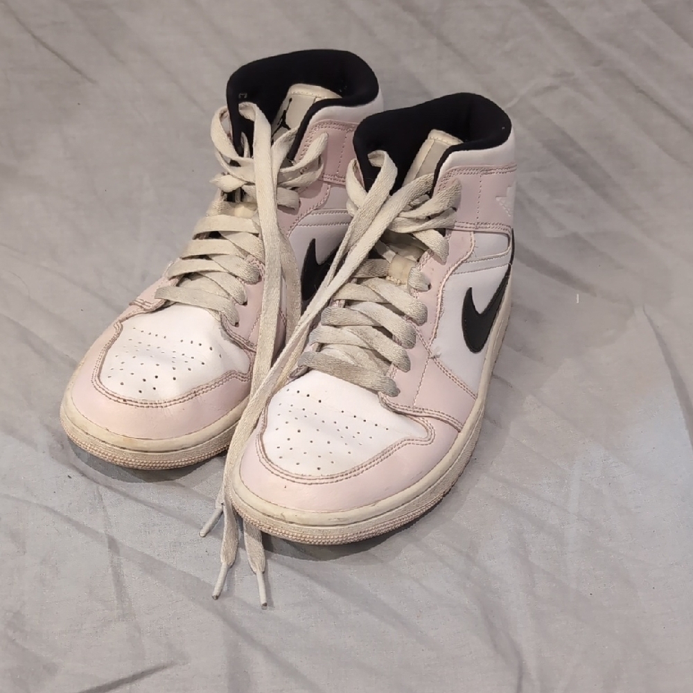 Nike Women's White and Black Sneakers